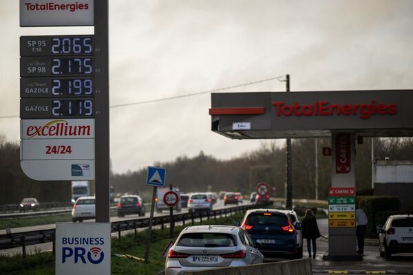در کشورهای جهان به دلیل اعمال تحریم های بیسابقه علیه روسیه قیمت بنزین سر به فلک کشیده است. - اسپوتنیک ایران  
