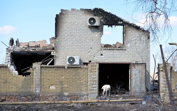 ولنوواخای دونتسک آزاد شد.گاراژ که مورد حمله و آتشباری نیروهای اوکراینی قرار گرفته بود. - اسپوتنیک ایران  