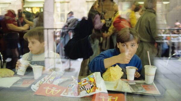 Открытие ресторана Макдоналдс (McDonald’s) на улице Огарева (ныне Газетный переулок) в Москве, 1993 год  - اسپوتنیک ایران  