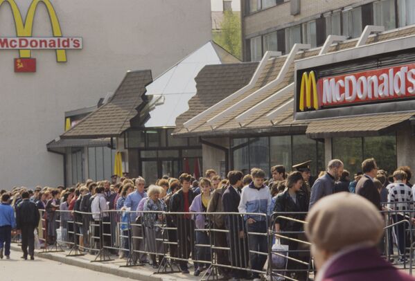 تاریخچه رستوران &quot;مک دونالد&quot; در روسیه طولانی نبود. گشایش مک دونالد در سال 1990 در خیابان پوشکین مسکو. - اسپوتنیک ایران  