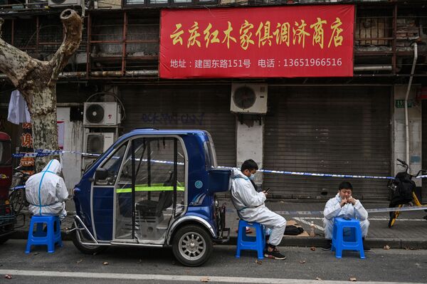 کارگران با لباس های محافظتی کرونا در چین. - اسپوتنیک ایران  