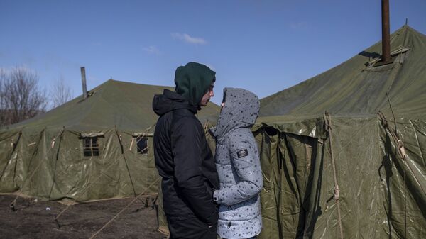 Молодые люди возле палаточного лагеря в Старобельске - اسپوتنیک ایران  