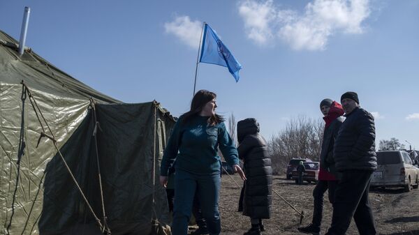 Люди возле палаточного лагеря в Старобельске - اسپوتنیک ایران  