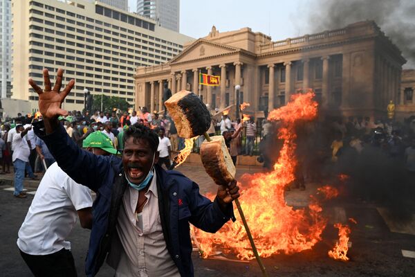 رویدادهای هفته به روایت تصویر.اعتراضات مردمی علیه گرانی کالاها در کلمبو. - اسپوتنیک ایران  