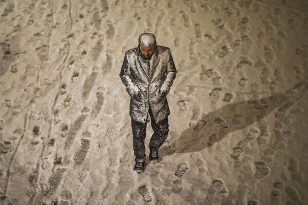 رویدادهای هفته به روایت تصویر.مردی در حال قدم زدن زیر برف در استانبول ترکیه. - اسپوتنیک ایران  