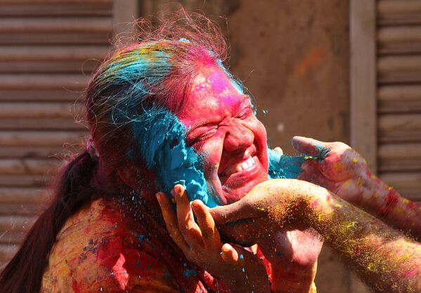 جشن هولی از اعیاد رسمی مردم هندوستان است. هولی یک جشنواره ملی و مذهبی بهاره است که توسط هندی‌ها بخصوص هندوها برگزار می‌شود. هولی به جشنوارهٔ رنگ‌ها و عشق نیز معروف است. - اسپوتنیک ایران  