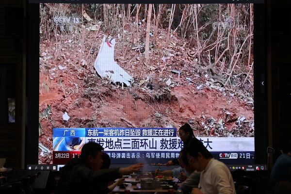 خبر سقوط هواپیما در رستورانی در پکن. بقایای هواپیما  در محلی نشان داده می شود که یک هواپیمای بوئینگ 737-800 خطوط هوایی چین شرقی که از کونمینگ به گوانگژو پرواز می کرد در ووژو منطقه خودمختار گوانگشی ژوانگ سقوط کرد. - اسپوتنیک ایران  