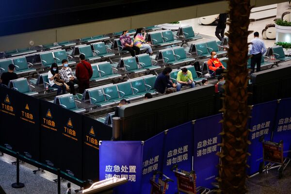 هواپیمای بوئینگ 737-800 خطوط هوایی چین شرقی که از کونمینگ به گوانگژو پرواز می کرد در ووژو منطقه خودمختار گوانگشی ژوانگ سقوط کرد.خویشاوندان مسافران در انتظار دریافت خبرمربوط به کارهای امدادرسانی. - اسپوتنیک ایران  