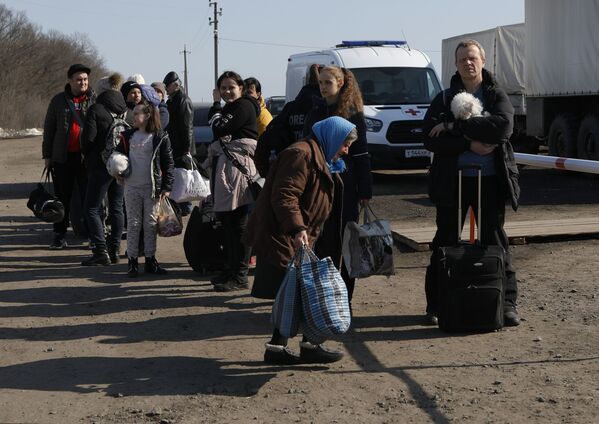 پناهندگان از خارکوف اوکراین وارد بلگورود روسیه شدند. - اسپوتنیک ایران  