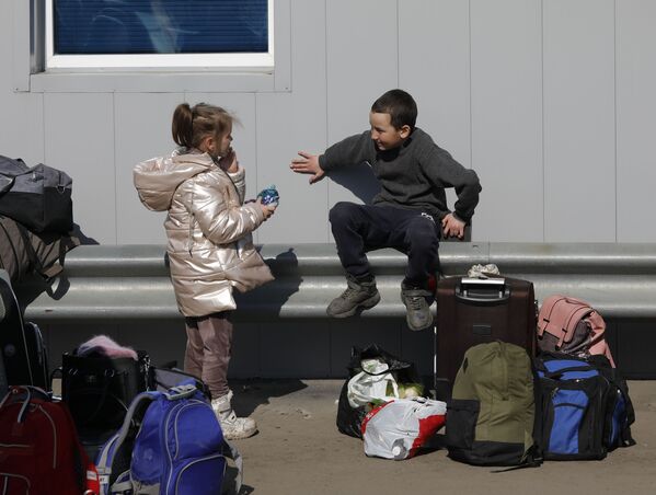 پناهندگان از خارکوف اوکراین وارد بلگورود روسیه شدند. بچه ها در حال بازی در اردوگاه چادری پناهندگان خارکوف در بلگورود روسیه. - اسپوتنیک ایران  