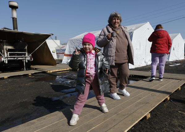 بچه ها در حال بازی در اردوگاه چادری پناهندگان خارکوف در بلگورود روسیه. - اسپوتنیک ایران  