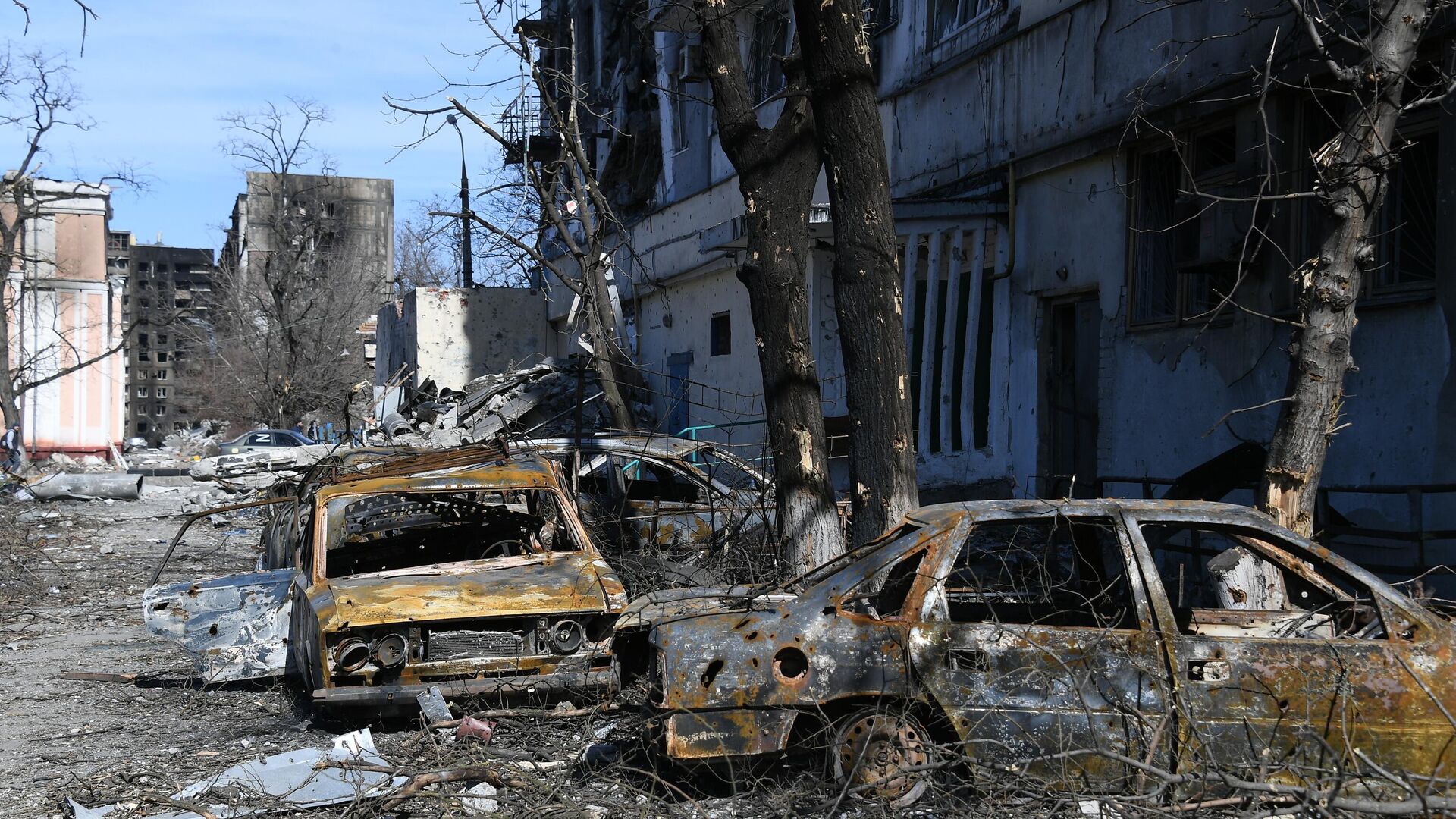 Сгоревшие автомобили и разрушенные дома в Мариуполе в результате обстрела  - اسپوتنیک ایران  , 1920, 23.04.2022