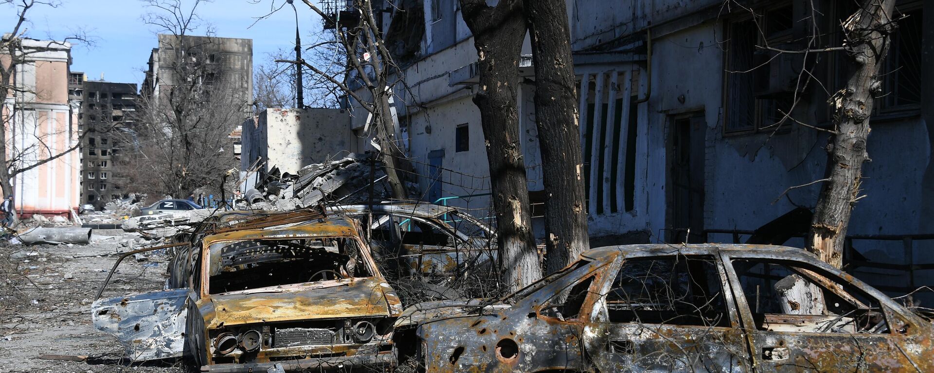 Сгоревшие автомобили и разрушенные дома в Мариуполе в результате обстрела  - اسپوتنیک ایران  , 1920, 23.04.2022