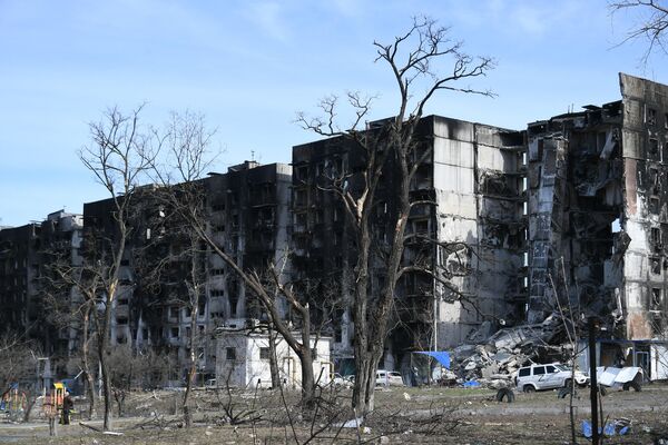 پیامد حملات نیروهای اوکراین به شهر ماریوپل. ساکنان ماریوپل مجبور هستند زیر رگبار گلوله‌ها به زندگی خود ادامه بدهند. - اسپوتنیک ایران  