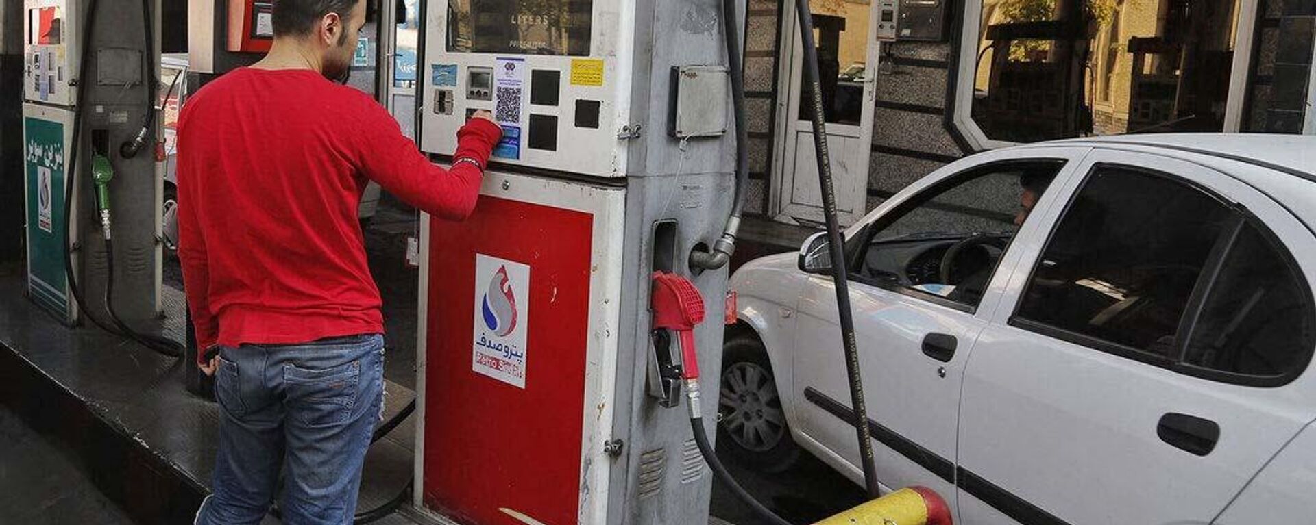 در بیش از 80 درصد جایگاه‌های سوخت در ایران بنزین سهمیه‌ای عرضه می شود - اسپوتنیک ایران  , 1920, 31.10.2021