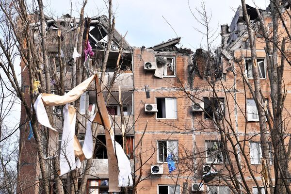 اصابت گلوله و پرتابه نیروهای مسلح اوکراین به یک ساختمان مسکونی در خیابان پینترا در دونتسک ویرانی ببار آورد. - اسپوتنیک ایران  