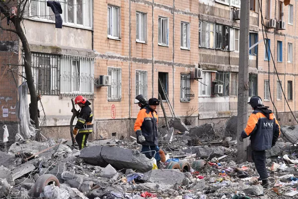 Сотрудники МЧС ДНР ликвидируют последствия попадания снаряда ВСУ в жилой дом на улице Пинтера в Донецке Сотрудники МЧС ДНР ликвидируют последствия попадания снаряда ВСУ в жилой дом на улице Пинтера в Донецке
