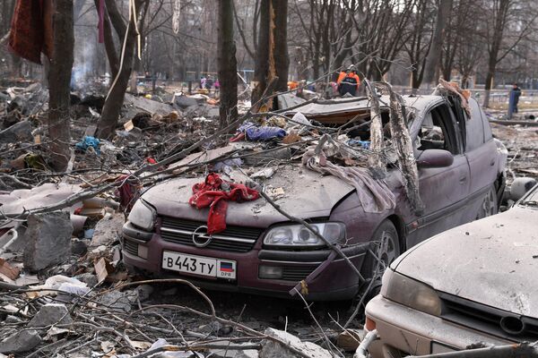 بر اثر اصابت گلوله و پرتابه نیروهای مسلح اوکراین به یک ساختمان مسکونی در خیابان پینترا در دونتسک ویرانی ببار آمد و خودروهای پارک شده در مقابل ساختمان تخریب شدند. - اسپوتنیک ایران  
