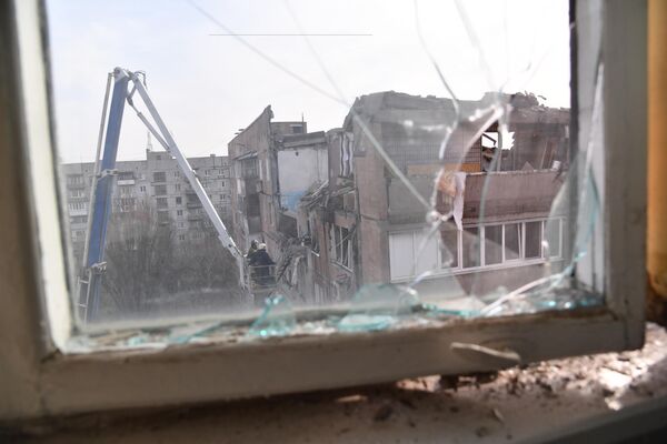 اصابت گلوله و پرتابه نیروهای مسلح اوکراین به یک ساختمان مسکونی در خیابان پینترا در دونتسک ویرانی ببار آورد. - اسپوتنیک ایران  