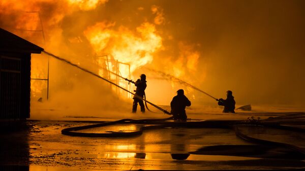 آتش سوزی در انبار نفت شهر بلگورود روسیه بر اثر حمله  بالگردهای ارتش اوکراین  - اسپوتنیک ایران  