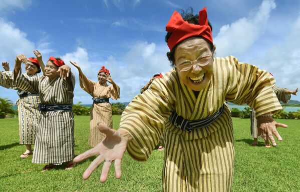 رمز و راز طول عمر و حفظ تندرستی در اقصی نقاط جهان فاش شد.رقص زنان کهنسال در آکیناوای ژاپن. - اسپوتنیک ایران  