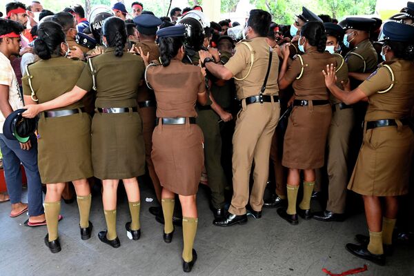 رویدادهای هفته به روایت تصویر.افسران پلیس در سریلانکا. - اسپوتنیک ایران  