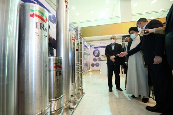  نمایشگاه دستاوردهای صنعت هسته‌ای  با حضور ابراهیم رییسی رئیس‌ جمهور و برخی مقامات ایرانی و همین طور سفرای کشورهای خارجی در روز ملی فناوری هسته‌ای افتتاح شد. - اسپوتنیک ایران  