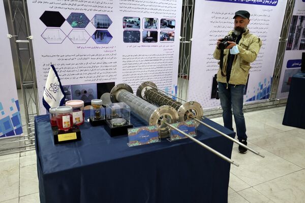 محصولات رادیو دارو و هسته ای ایران در نمایشگاه  دستاوردهای صلح آمیز هسته ای تهران. - اسپوتنیک ایران  