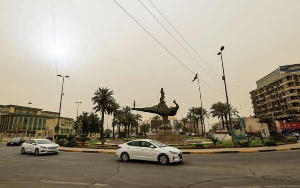 طوفان شن بر فراز خیابانی در بغداد. - اسپوتنیک ایران  