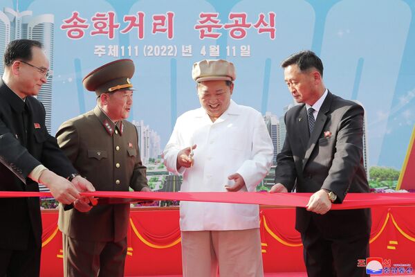 کیم جونگ اون متولد ۸ ژانویه ۱۹۸۴، رهبر جمهوری دمکراتیک خلق کره (کره شمالی) است. او دارای عناوین دبیر اول حزب کارگران کره، رئیس کل کمیسیون مرکزی نظامی، رئیس کل کمیسیون ملی دفاع کره شمالی، فرمانده معظم ارتش خلق کره، و عضو پرزیدیوم پلیتبوری کمیته مرکزی حزب کارگران کره است. وی همچنین در ژوئیه ۲۰۱۲ میلادی به درجه ژنرال چهار ستاره ارتقاء یافت. او در زمانِ به قدرت رسیدن با ۲۷ سال سن، جوان‌ترین رهبر کشور در جهان بود. - اسپوتنیک ایران  