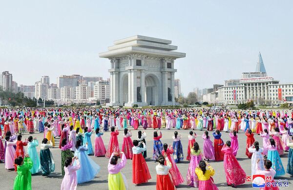 شرکت کنندگان مراسم به مناسبت دهمین سالگرد حکومت کیم جونگ اون در پیونگ یانگ کره شمالی. - اسپوتنیک ایران  