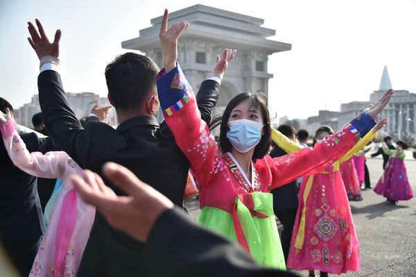 دانشجویان و جوانان در مراسمی در خیابان سونگوا در پیونگ یانگ به مناسبت دهمین سالگرد حکومت کیم جونگ اون در کره شمالی در حال رقص و پایکوبی هستند. - اسپوتنیک ایران  