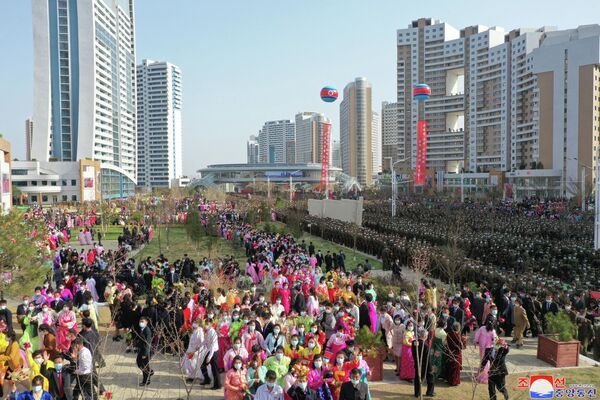 شرکت کنندگان در مراسمی در خیابان سونگوا به مناسبت دهمین سالگرد حکومت کیم جونگ اون در کره شمالی. - اسپوتنیک ایران  