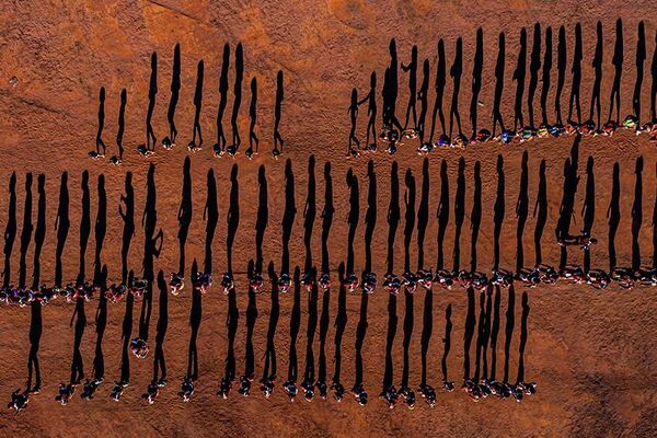 جوایز جهانی عکاسی سونی یکی از بزرگترین مسابقات عکاسی سالانه محسوب می‌شود که در پانزدهمین سال خود، 340 هزار عکس از 61 کشور و 211 منطقه جهان برای آن ارسال شده است.عکاس، ریکاردو تِلِس، برزیل. - اسپوتنیک ایران  