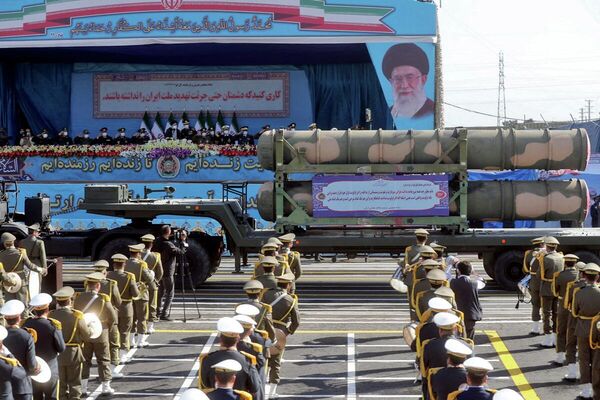 تسلیحات نظامی ایران در رژه روز ارتش به نمایش گذاشته شد - اسپوتنیک ایران  