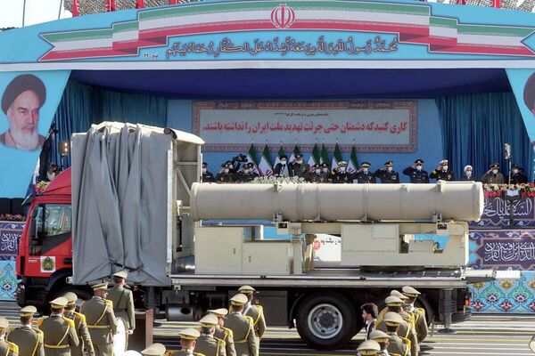 نمایش تسلیحات ایران در رژه روز ارتش  - اسپوتنیک ایران  