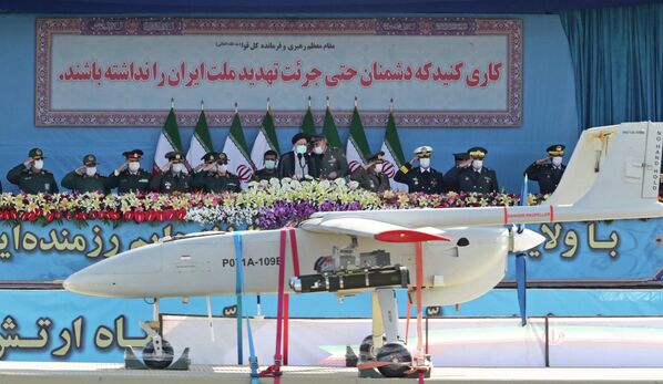 نمایش تسلیحات نظامی ایران در رژه روز ارتش  - اسپوتنیک ایران  