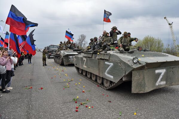 رویدادهای هفته به روایت تصویر.استقبال از نظامیان روسیه در دونتسک. - اسپوتنیک ایران  
