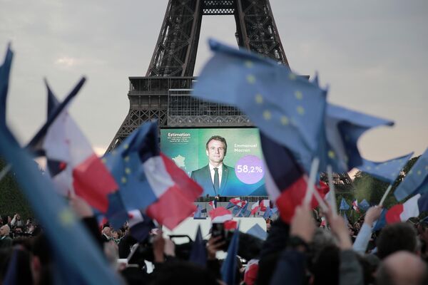 طرفداران امانوئل مکرون خوشحال از پیروزی او در انتخابات ریاست جمهوری فرانسه.مکرون به فرانسه و اتحادیه اروپا اطمینان خاطر از ثبات رهبری در تنها قدرت مسلح هسته ای بلوک را می دهد. - اسپوتنیک ایران  