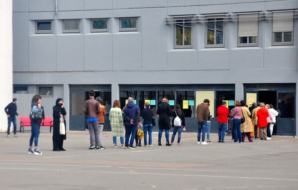 رأی دهندگان در شعبه اخذ رأی در انتخابات ریاست جمهوری در فرانسه. - اسپوتنیک ایران  
