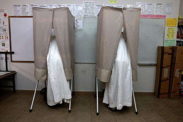 رأی دهندگان در شعبه اخذ رأی در انتخابات ریاست جمهوری در فرانسه. - اسپوتنیک ایران  