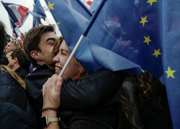 طرفداران امانوئل مکرون خوشحال از پیروزی او در انتخابات ریاست جمهوری فرانسه. - اسپوتنیک ایران  