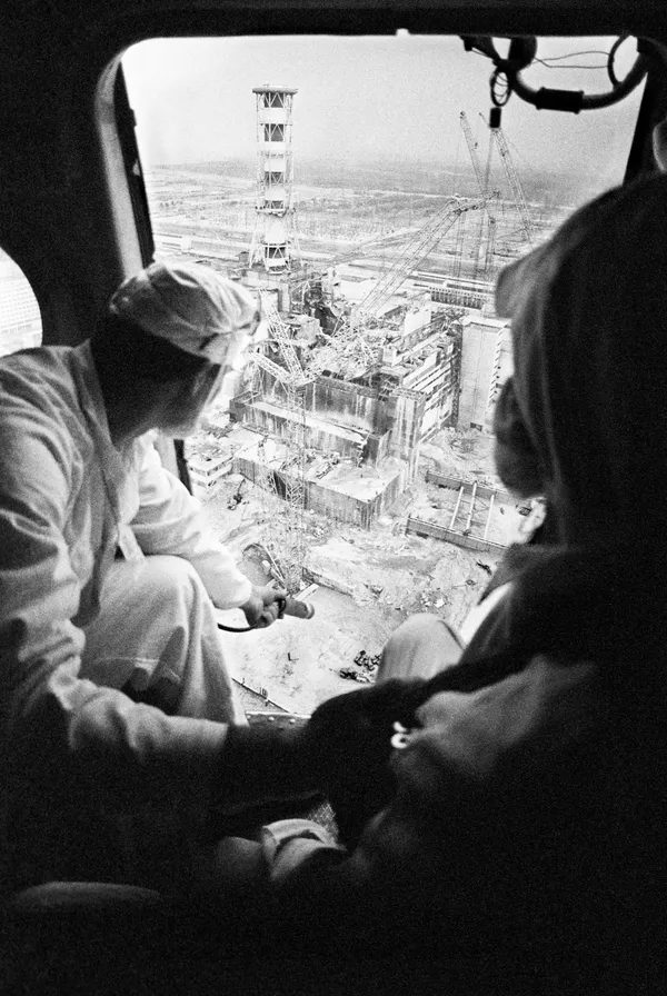 دزیمتریست ها میزان تابش را اندازه گیری می کنند. دزیمتریست ها میزان تابش را اندازه گیری می کنند. - اسپوتنیک ایران
