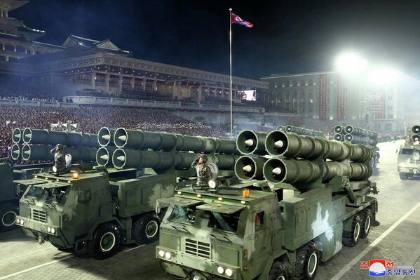 کره شمالی به مناسبت سالگرد تاسیس ارتش این کشور اقدام به برگزاری یک رژه نظامی بزرگ کرد. - اسپوتنیک ایران  