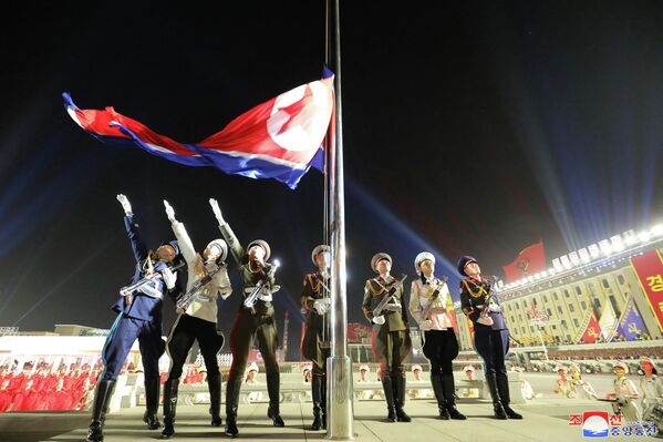 برافراشتن پرچم کره شمالی به مناسبت سالگرد تاسیس ارتش این کشور طی برگزاری یک رژه نظامی بزرگ. - اسپوتنیک ایران  