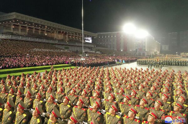 رژه نظامی بزرگی که در میدان کیم ایل سونگ در پیونگ یانگ برای بزرگداشت نودمین سالگرد تاسیس ارتش انقلابی خلق کره برگزار شد. - اسپوتنیک ایران  