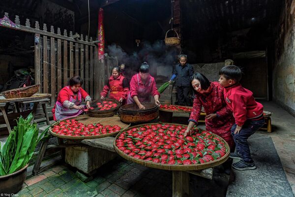 برندگان مسابقه عکاسی بانوی صورتی غذا در سال ۲۰۲۲ اعلام شدند.عکاس، چن ینگ از چین. هنر سنتی. - اسپوتنیک ایران  