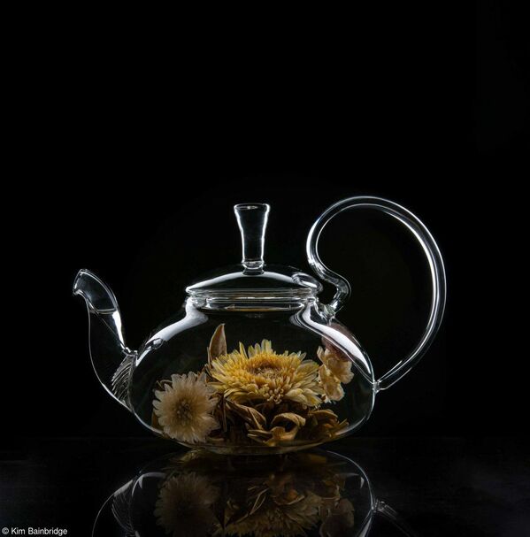 برندگان مسابقه عکاسی بانوی صورتی غذا در سال ۲۰۲۲ اعلام شدند.عکاس، کیم باینبریج از بریتانیا. قوری چای. - اسپوتنیک ایران  
