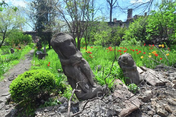 مجسمه‌های سنگی در محوطه‌ باز در حیاط موزه فرهنگ‌های محلی ماریوپل - اسپوتنیک ایران  