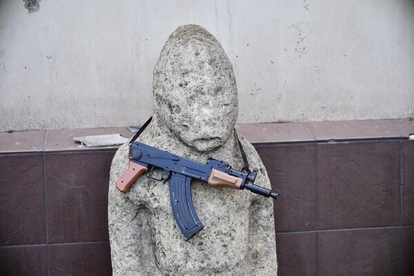 مجسمه سنگی در ورودی موزه فرهنگ‌های محلی ماریوپل - اسپوتنیک ایران  